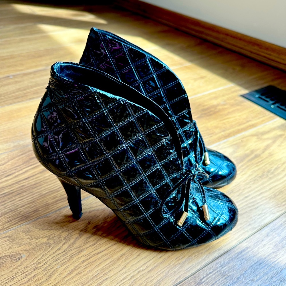 BCBG jet black pumps